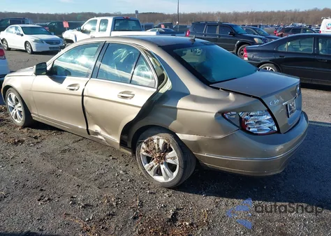 2009 Mercedes-Benz C 300 Luxury/Sport z USA, uszkodzony, nr VIN WDDGF54X79R065315